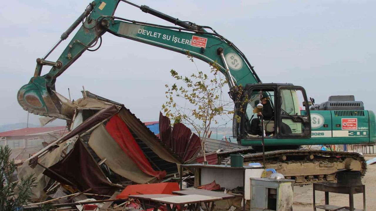 Adana'da Amerikan Adası'nda Yıkım Başladı — Kepçeler İş Başında
