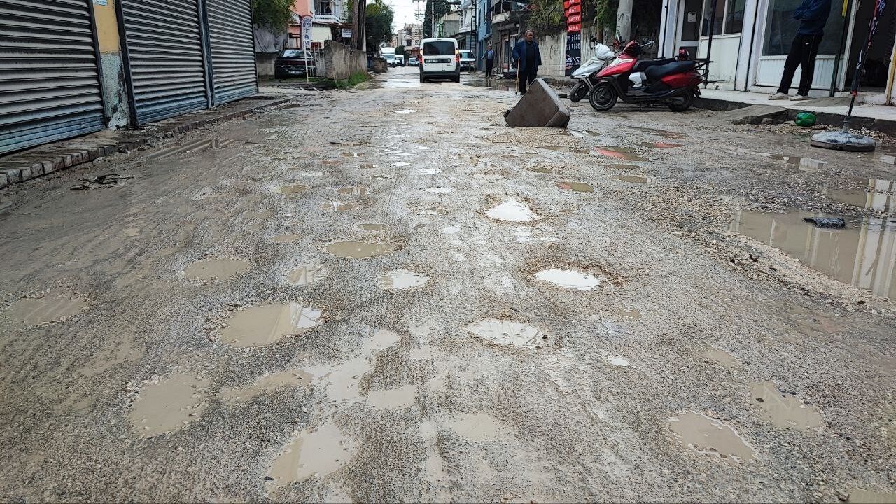 Adana'da Defne Caddesi'nde Yol Çökmesi: Esnaf Kanepe Koluyle Önlem Aldı