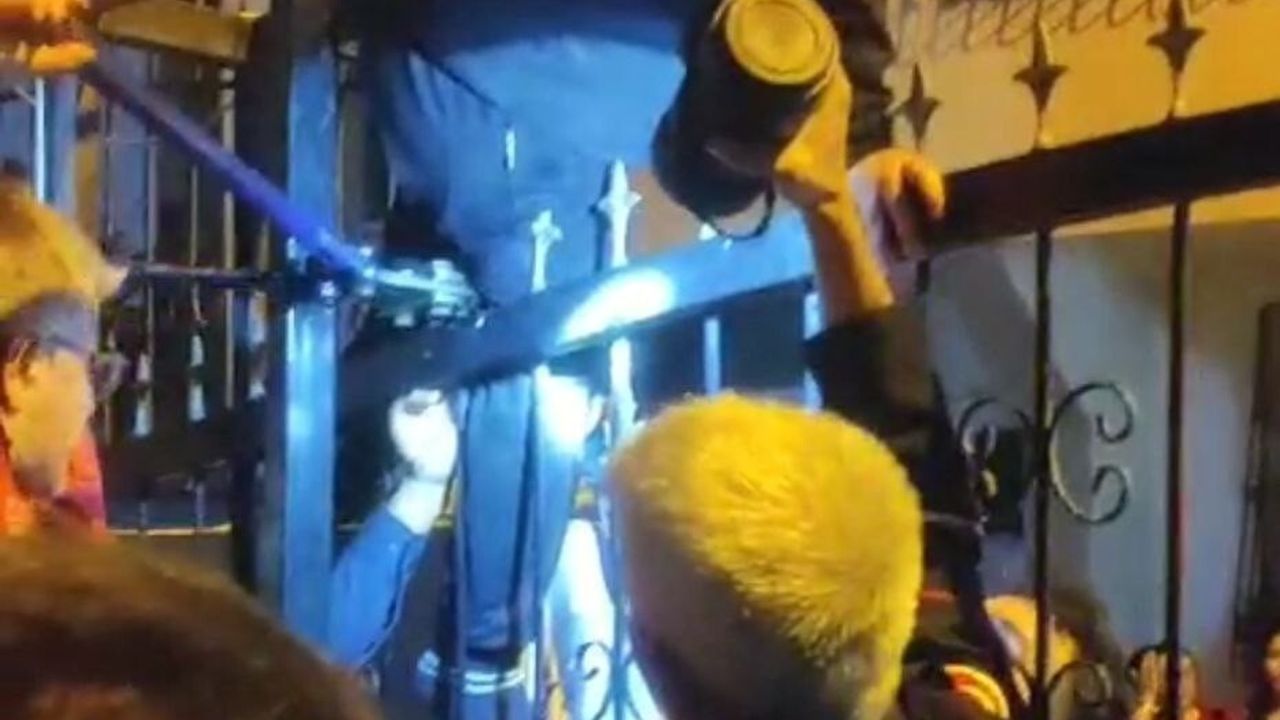 Adana'da Demir Korkuluk Bacağına Saplanan Çocuk Kurtarıldı