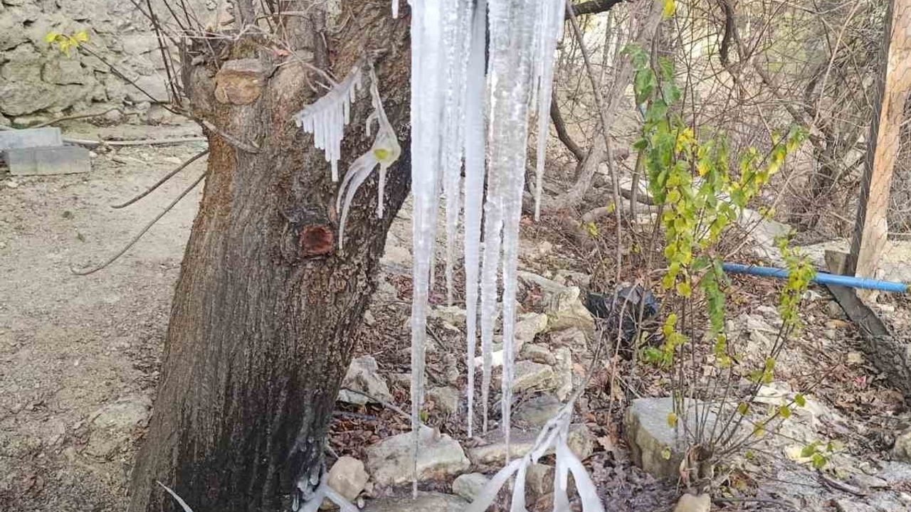 Adana'da Feke'de Buz Sarkıtları Oluştu — Soğuk Hava Etkili