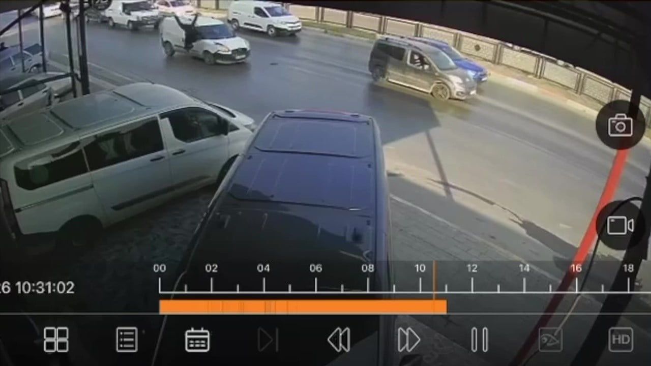 Adana'da hafif ticari araç yayaya çarptı: O anlar kamerada