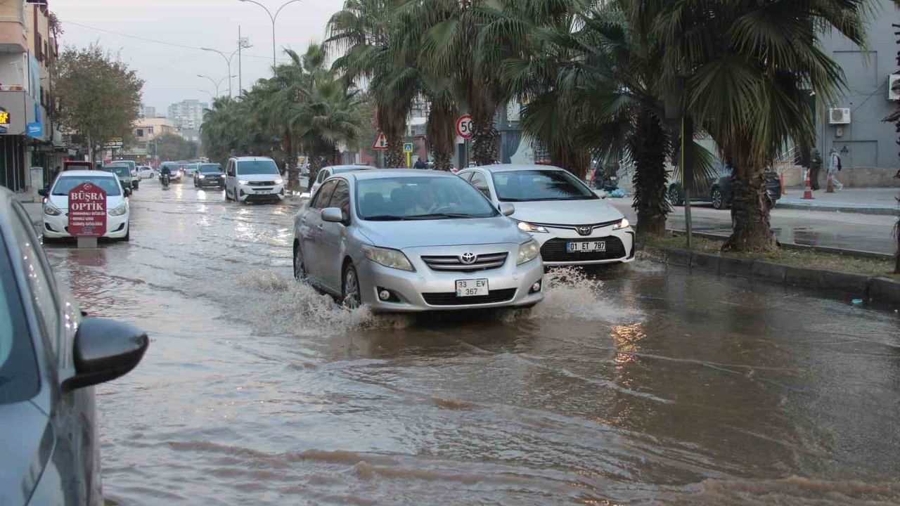Adana'da içme suyu borusu patladı: Sokaklar göle döndü