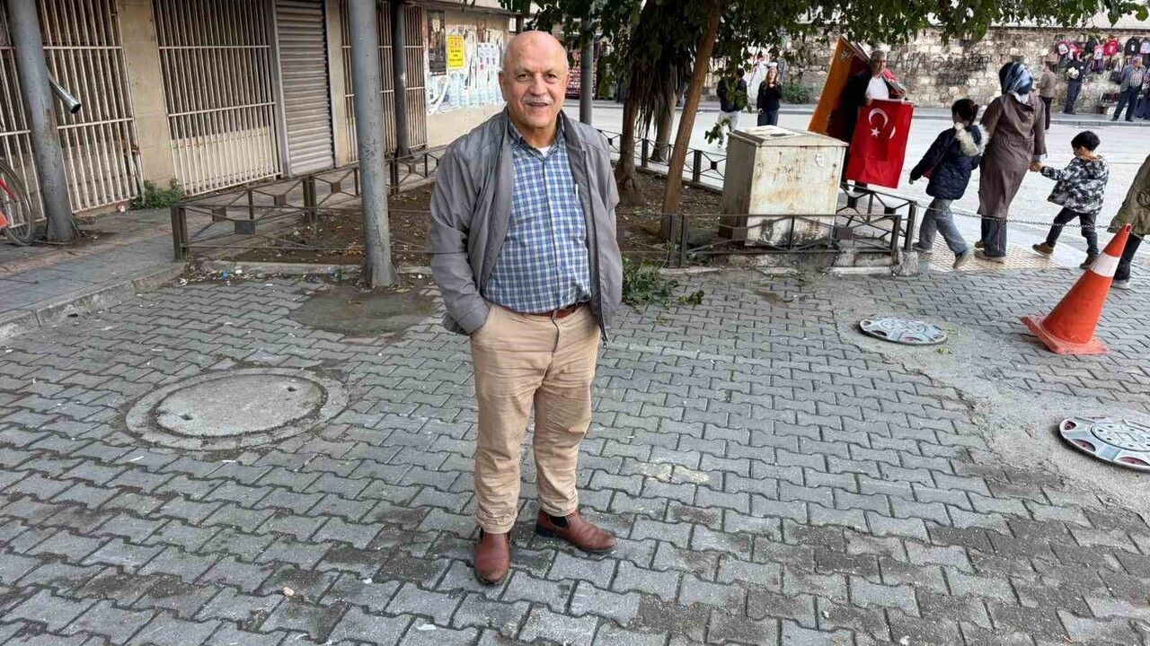 Adana'da Kaldırımda Yürüyen Şahıs Park Halindeki Otomobilin Dikiz Aynasını Tekmeleyip Kırdı