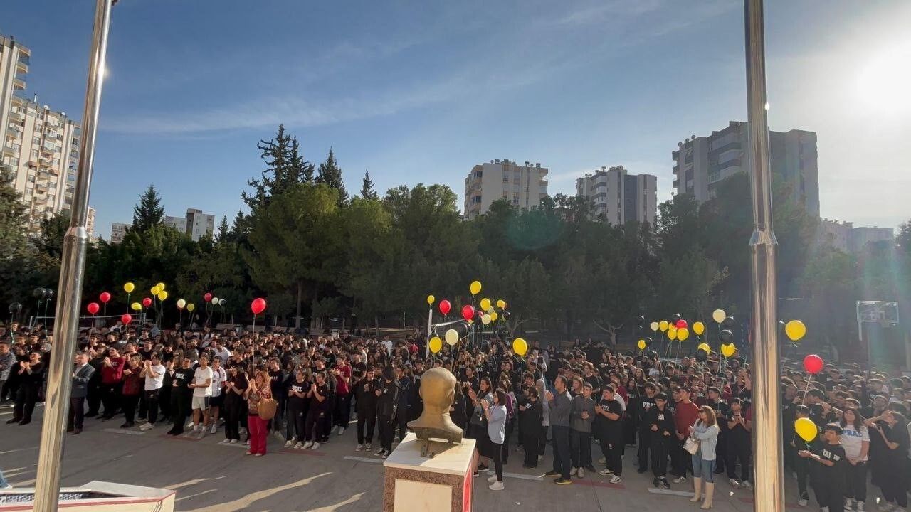 Adana'da Kanseri Yenip Okula Dönen İki Öğrenci Balonlarla Karşılandı