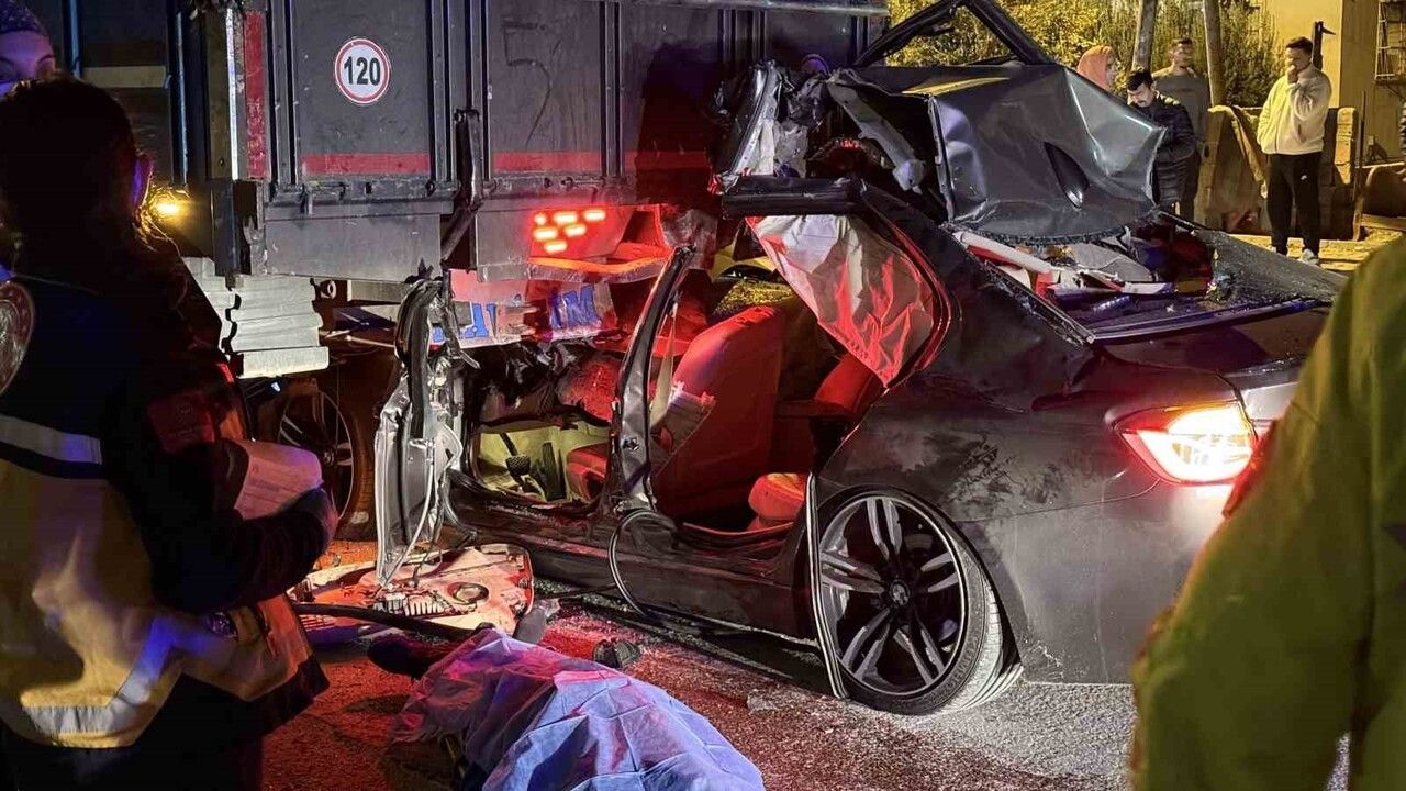 Adana'da lüks otomobil kamyona saplandı: 1 ölü, 2 yaralı