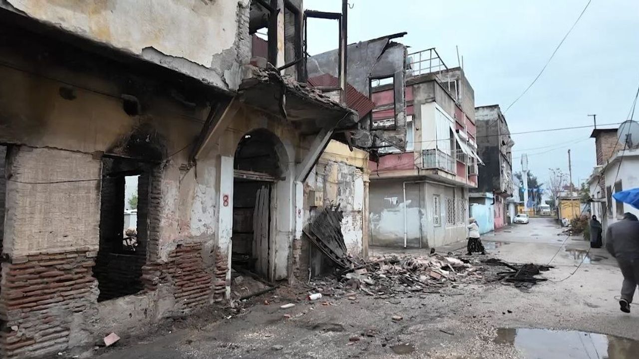 Adana'da metruk bina çöktü — Mahalle deprem sandı
