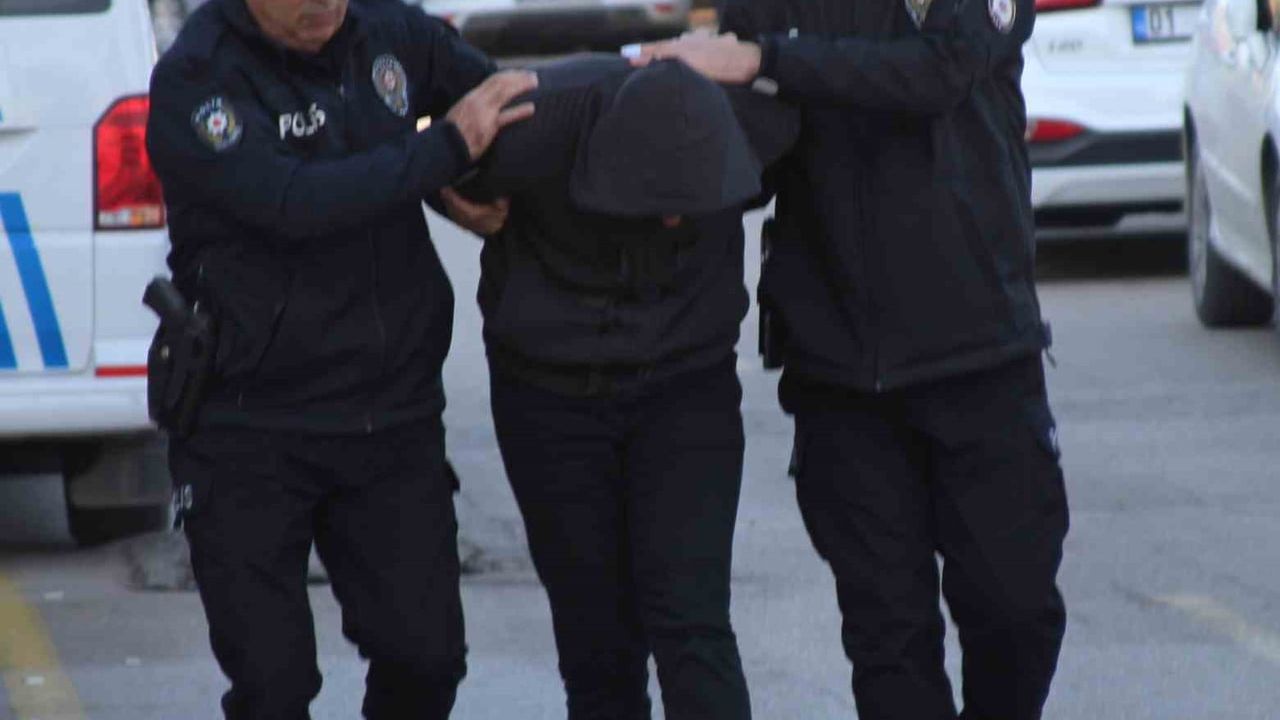 Adana'da motosikletli kadınla kavga eden otobüs şoförü adli kontrolle serbest kaldı