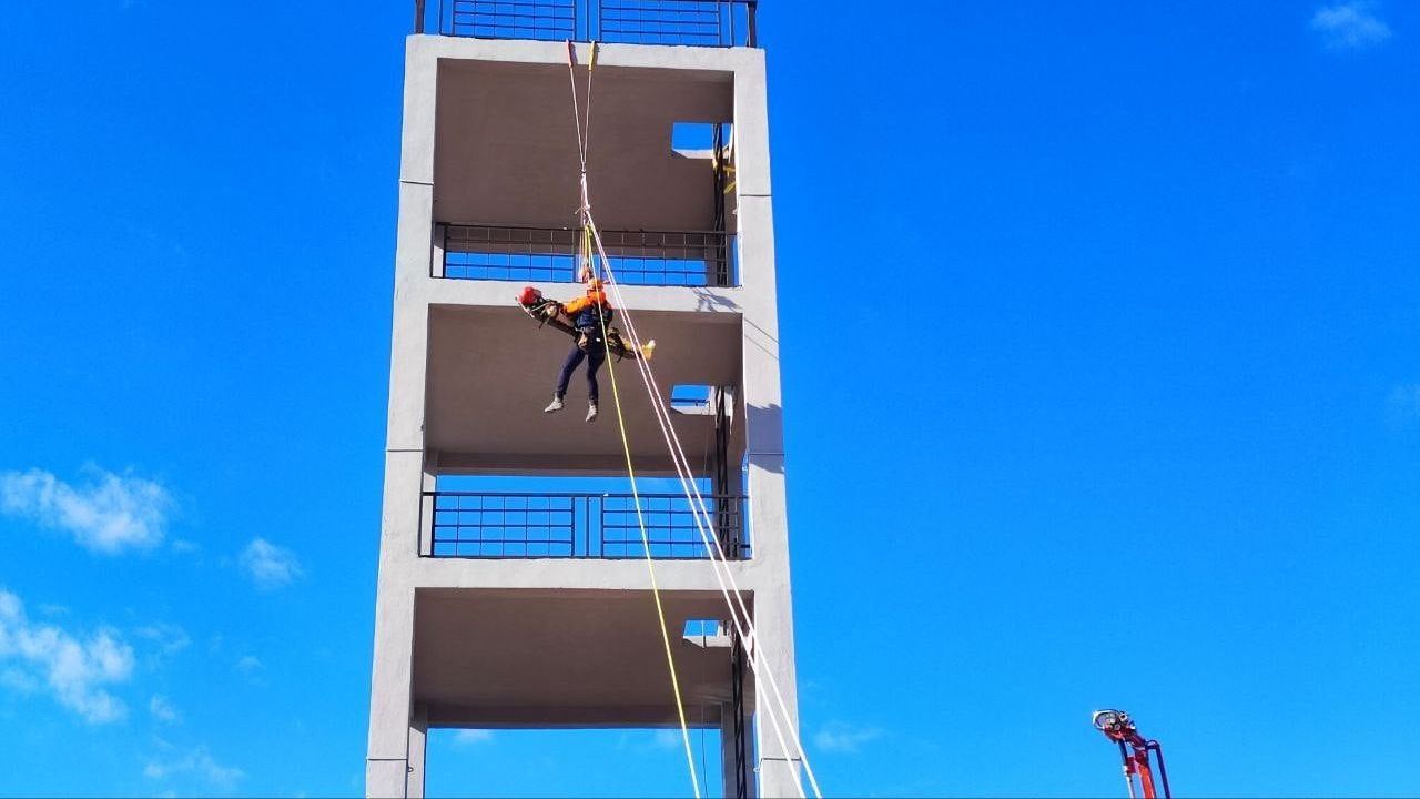 Adana'da nefes kesen deprem tatbikatı: Uçurumda askıda kalan araçtan kurtarma