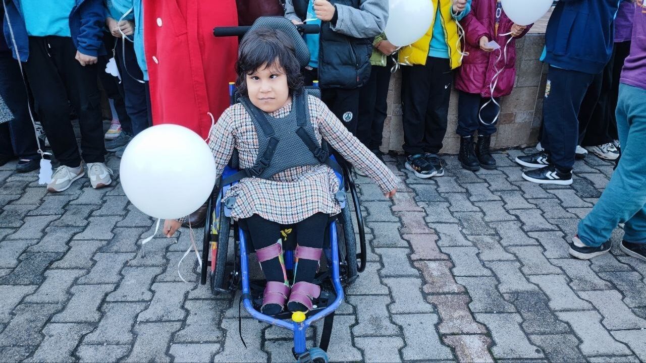 Adana'da Öğrenciler Gazzeli Çocuklar İçin 'Barış' ve 'Özgürlük' Balonları Uçurdu