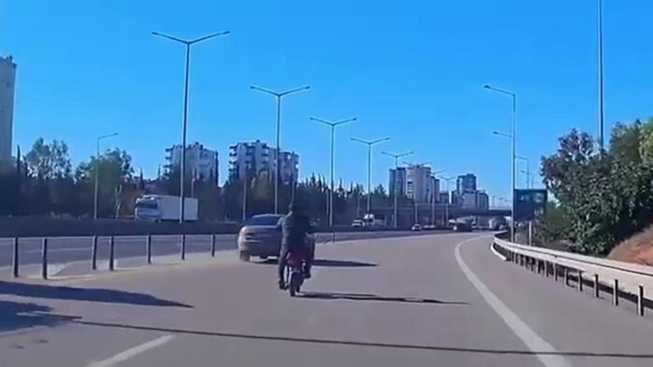 Adana'da Otoyolda Bisikletli Tehlikesi: Kazaya Ramak Kaldı