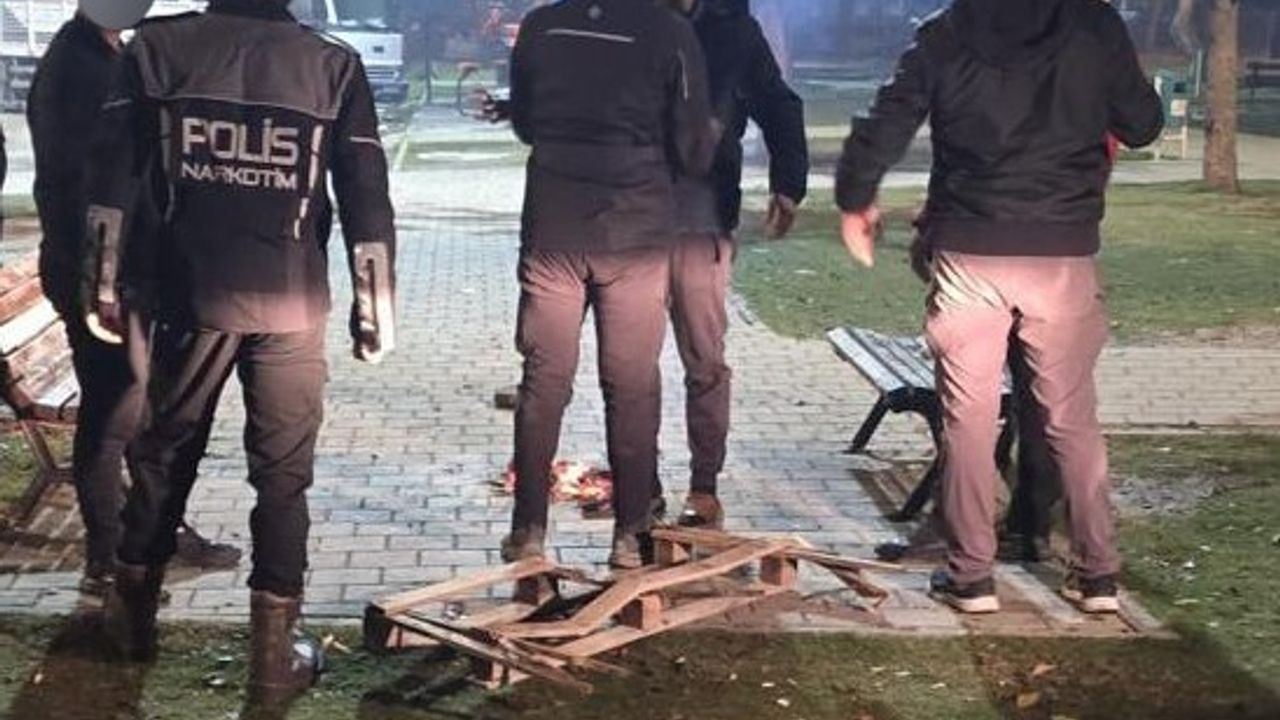 Adana'da Park ve Sokak Denetiminde 12 Kişi Uyuşturucuyla Suçüstü