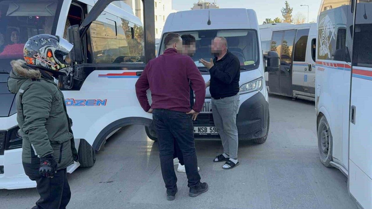 Adana'da PTT Kargo ile Dolmuş Şoförü Trafik Tartışması Darpa Dönüştü