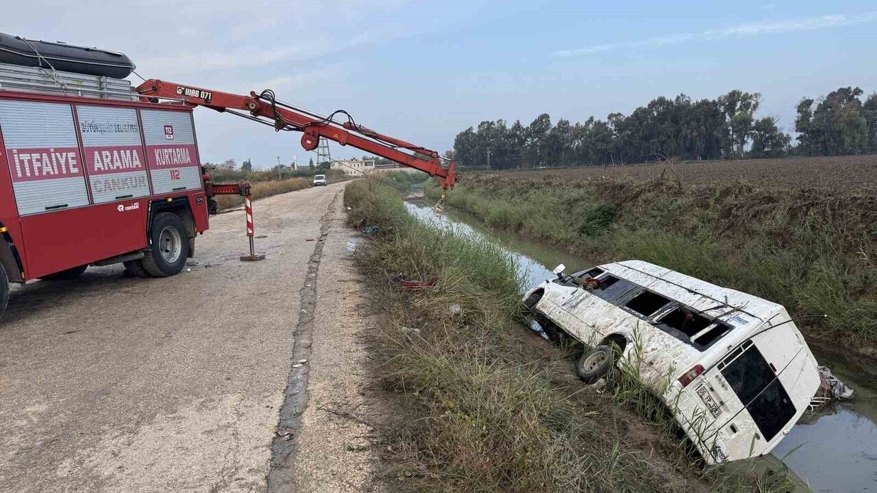 Adana'da Tarım İşçilerini Taşıyan Minibüs Kanala Devrildi — 18 Yaralı
