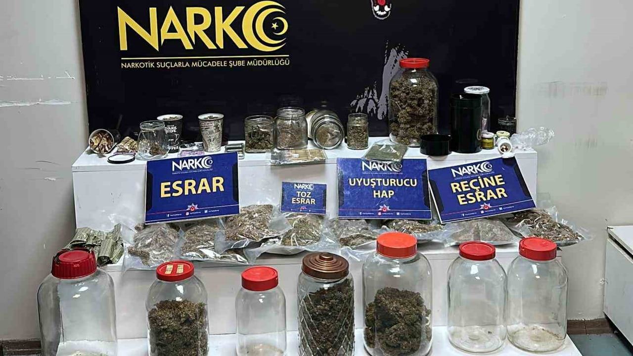 Adana'da Villada Kenevir Yetiştiren 'Torbacı Sevgililer' Tutuklandı — 4 Kilo 185 Gram Uyuşturucu Ele Geçirildi