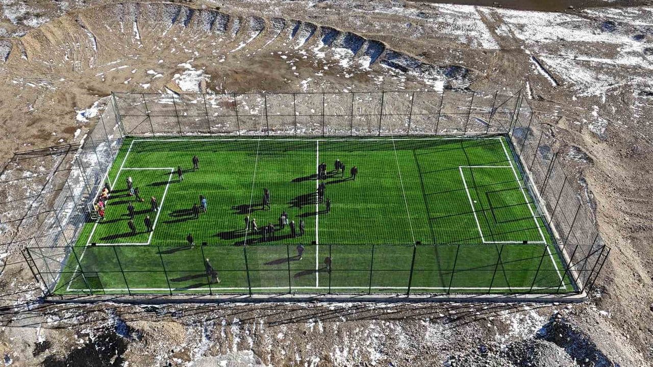 Adana Feke'de Gençlere Yeni Modern Halı Sahalar Açıldı