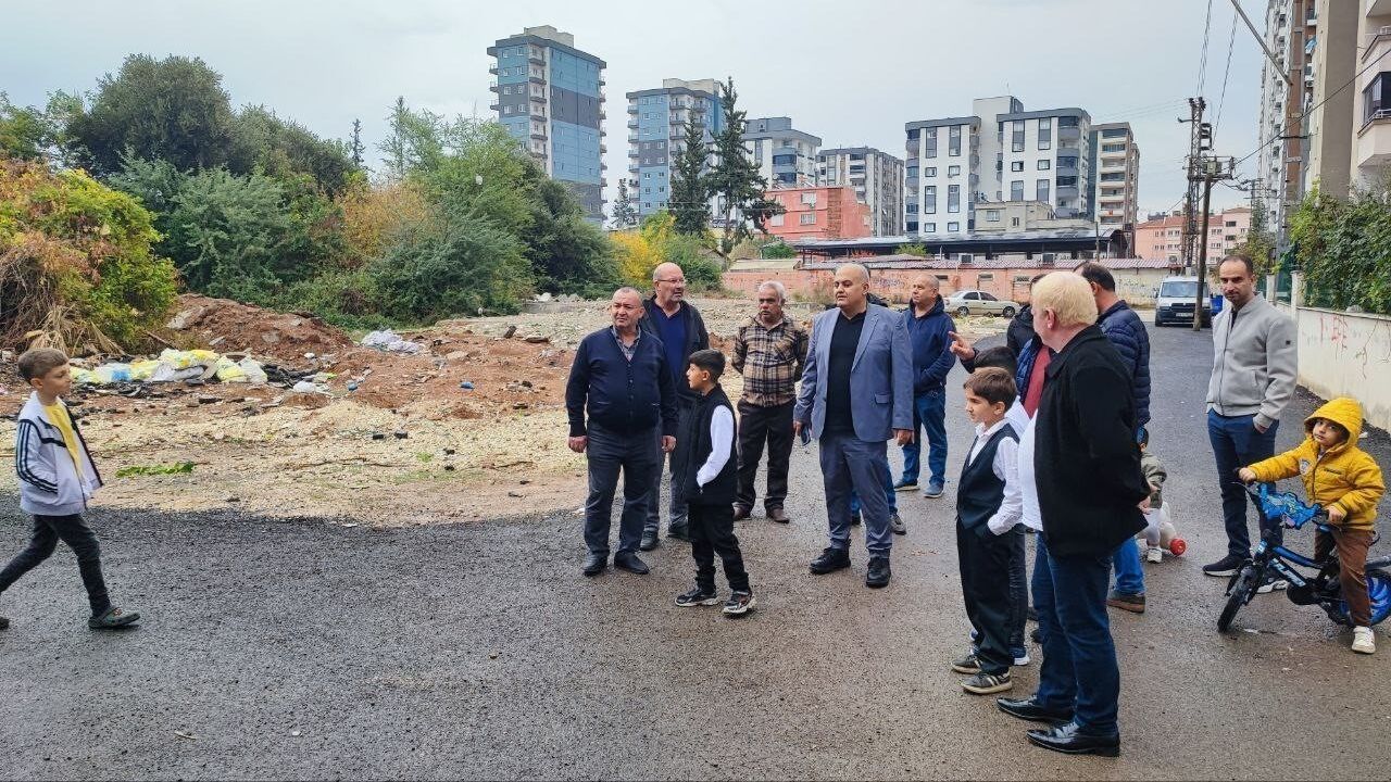 Adana Mithatpaşa Mahallesi'nde Yol ve Yeşil Alan Mağduriyeti: Vatandaş Belediyeye İsyan Etti