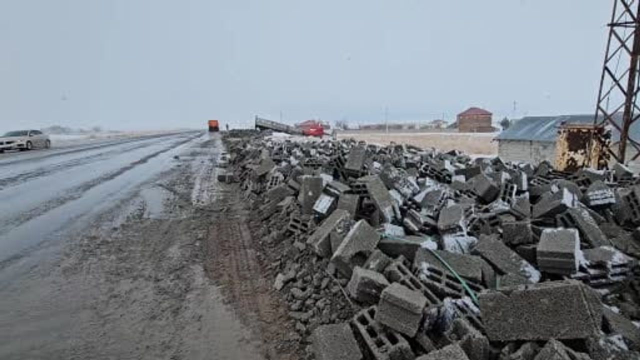 Adilcevaz'ta Briket Yüklü Tır Devrildi: 1 Yaralı