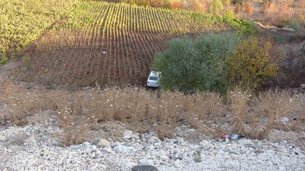 Adıyaman'da 30 Metrelik Şarampolden Uçan Otomobilde 2 Kişi Yaralanmadan Kurtuldu