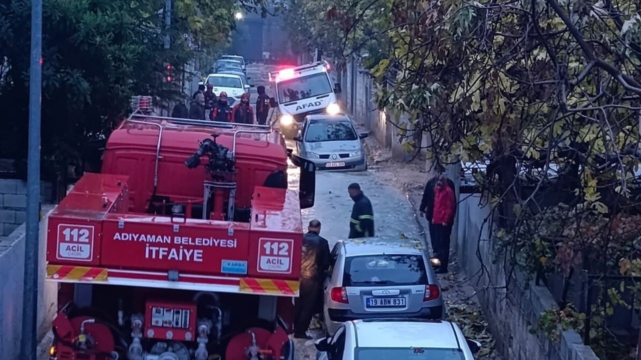 Adıyaman'da Çöken Yolda Mahsur Kalan AFAD Aracı Kurtarıldı