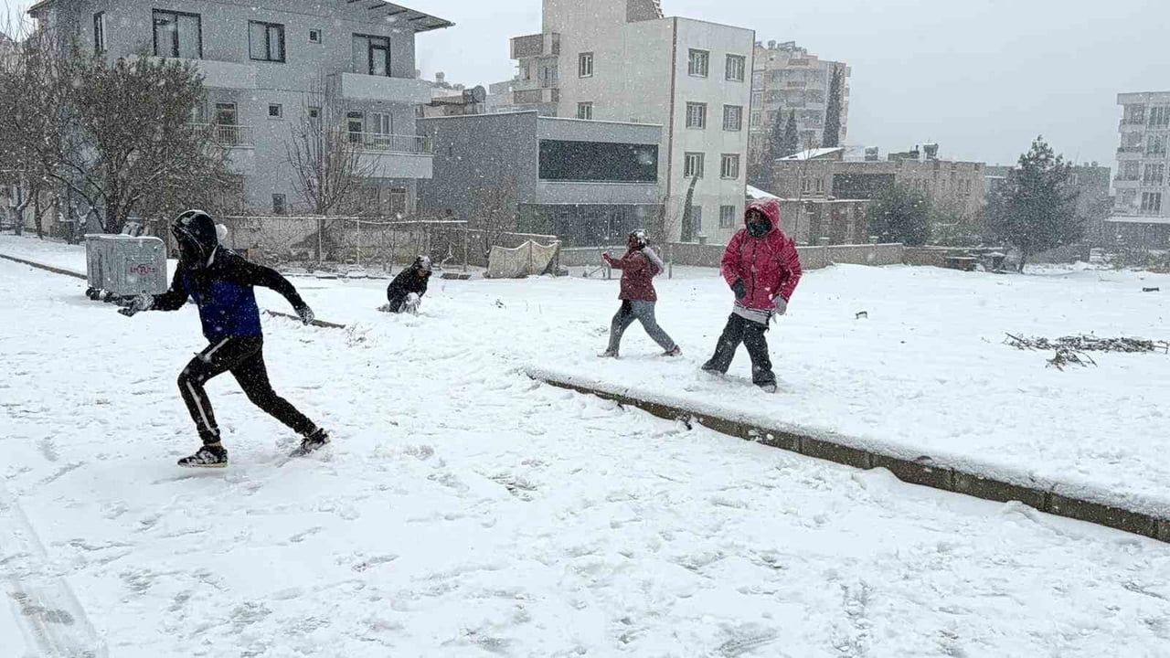 Adıyaman'da Kar: 3 Uçuş İptal, Yollarda Kazalar