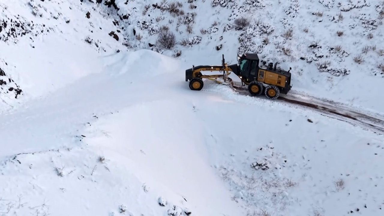Adıyaman'da Karla Mücadele Sürüyor: 37 Araç, 52 Personel
