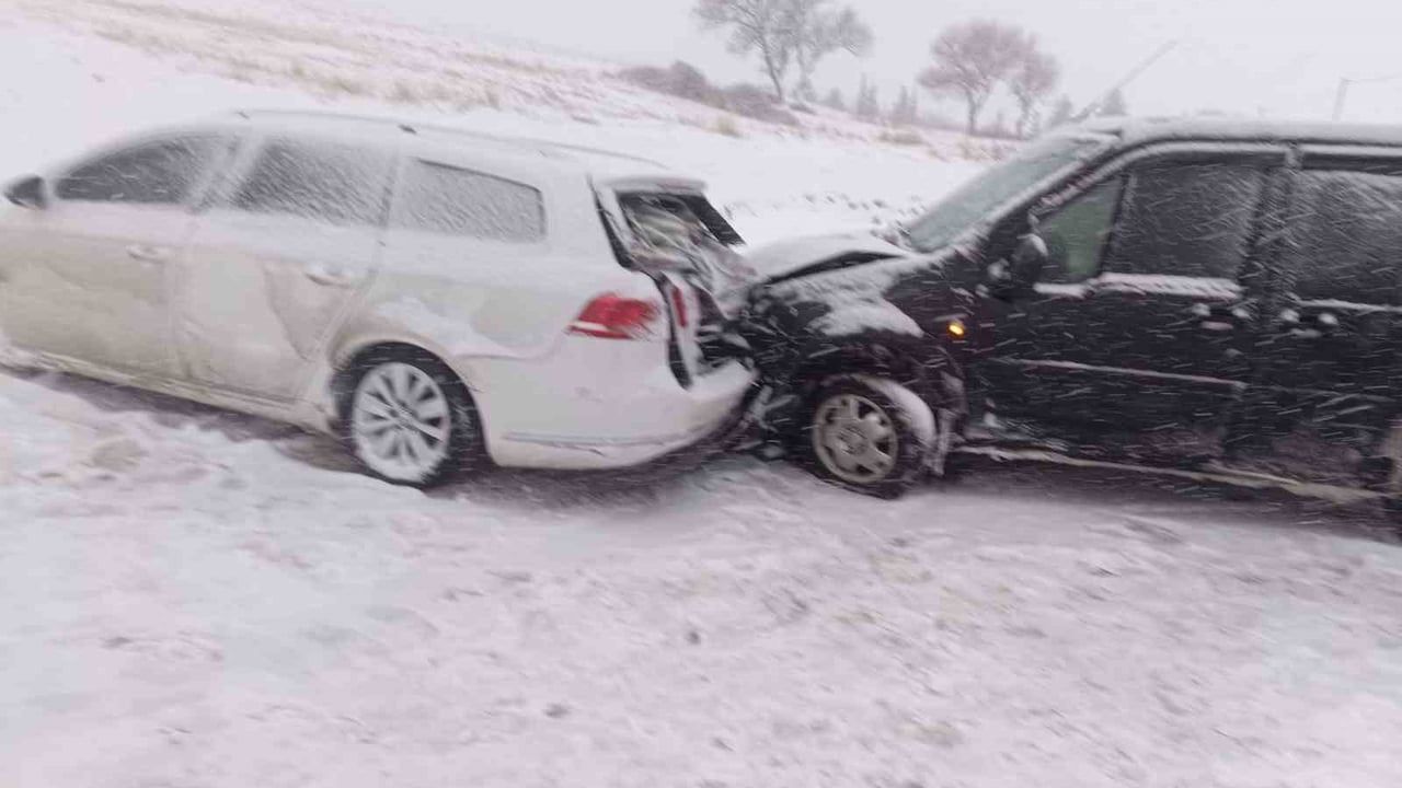 Adıyaman'da Karlı Yolda Araç Çarpıştı: 1 Yaralı