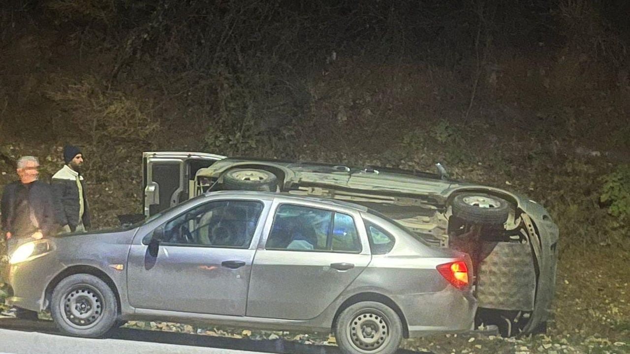 Adıyaman'da Kaygan Yolda Otomobil Şarampole Devrildi