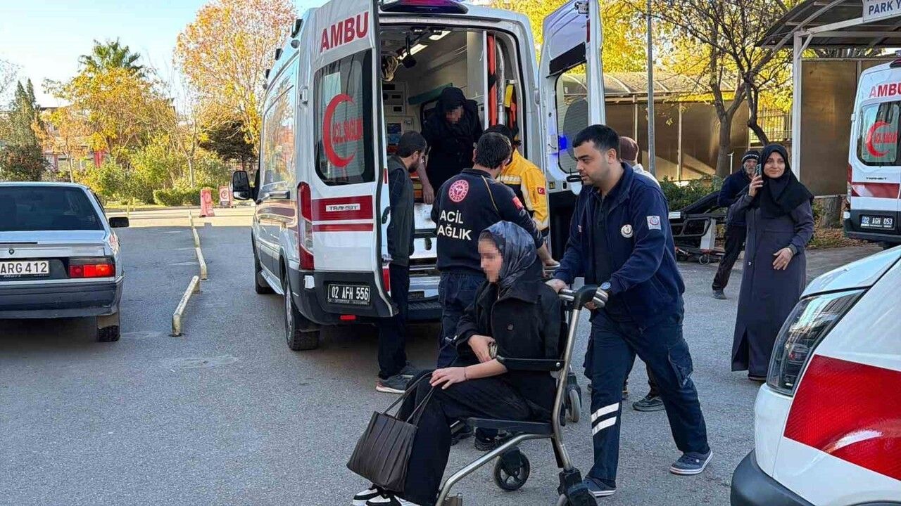 Adıyaman'da Minibüs ile Otomobil Çarpıştı: 5 Yaralı