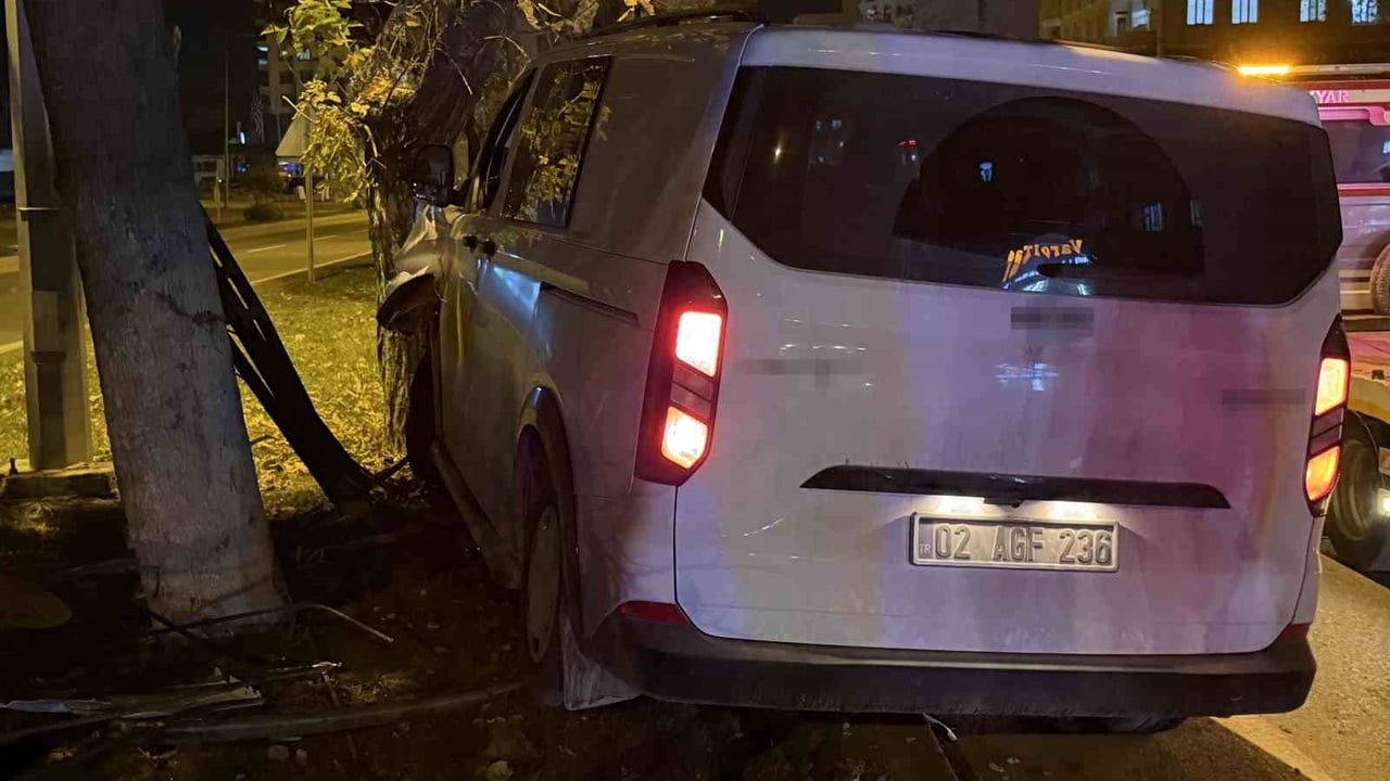 Adıyaman’da Minibüs Refüjdeki Ağaca Çarptı