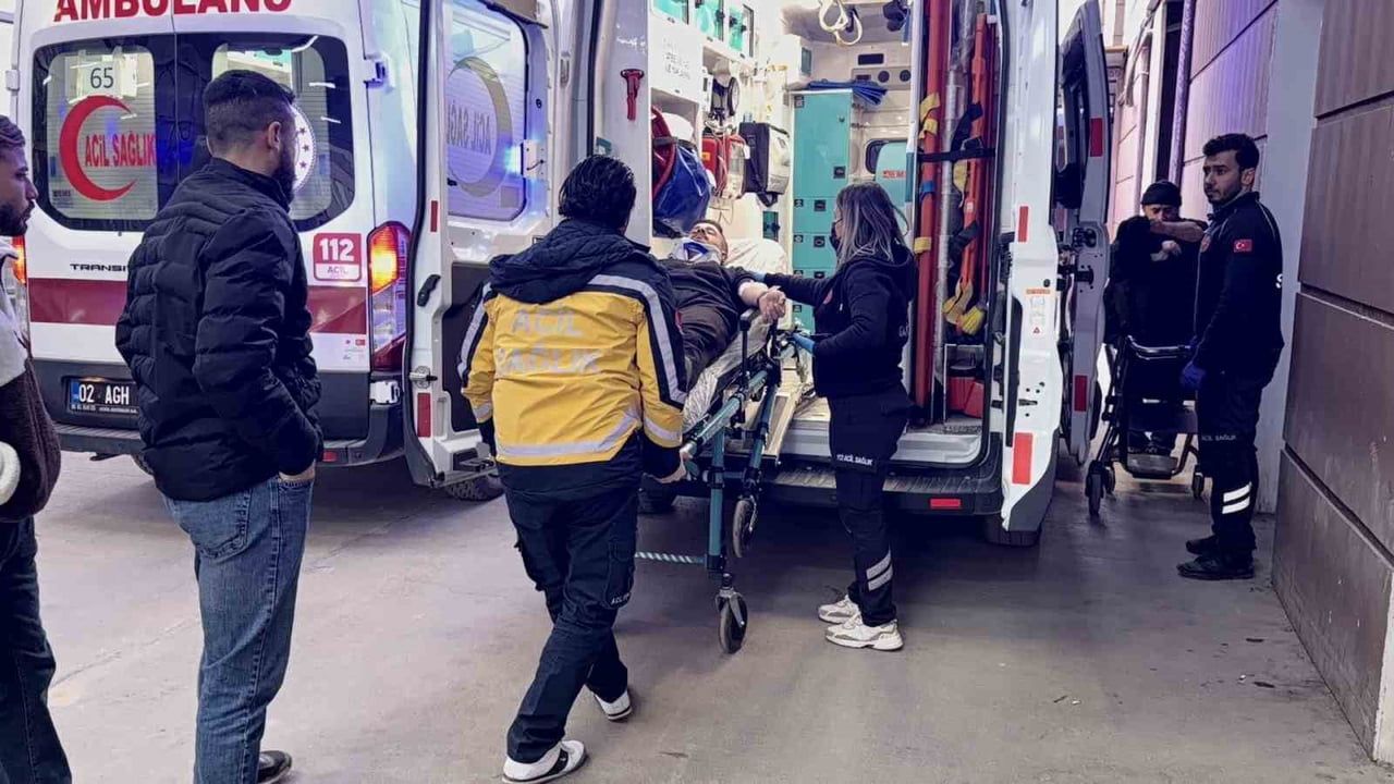 Adıyaman'da Otomobil ile Kepçe Çarpıştı: 5 Kişi Ölümden Döndü, 2 Yaralı