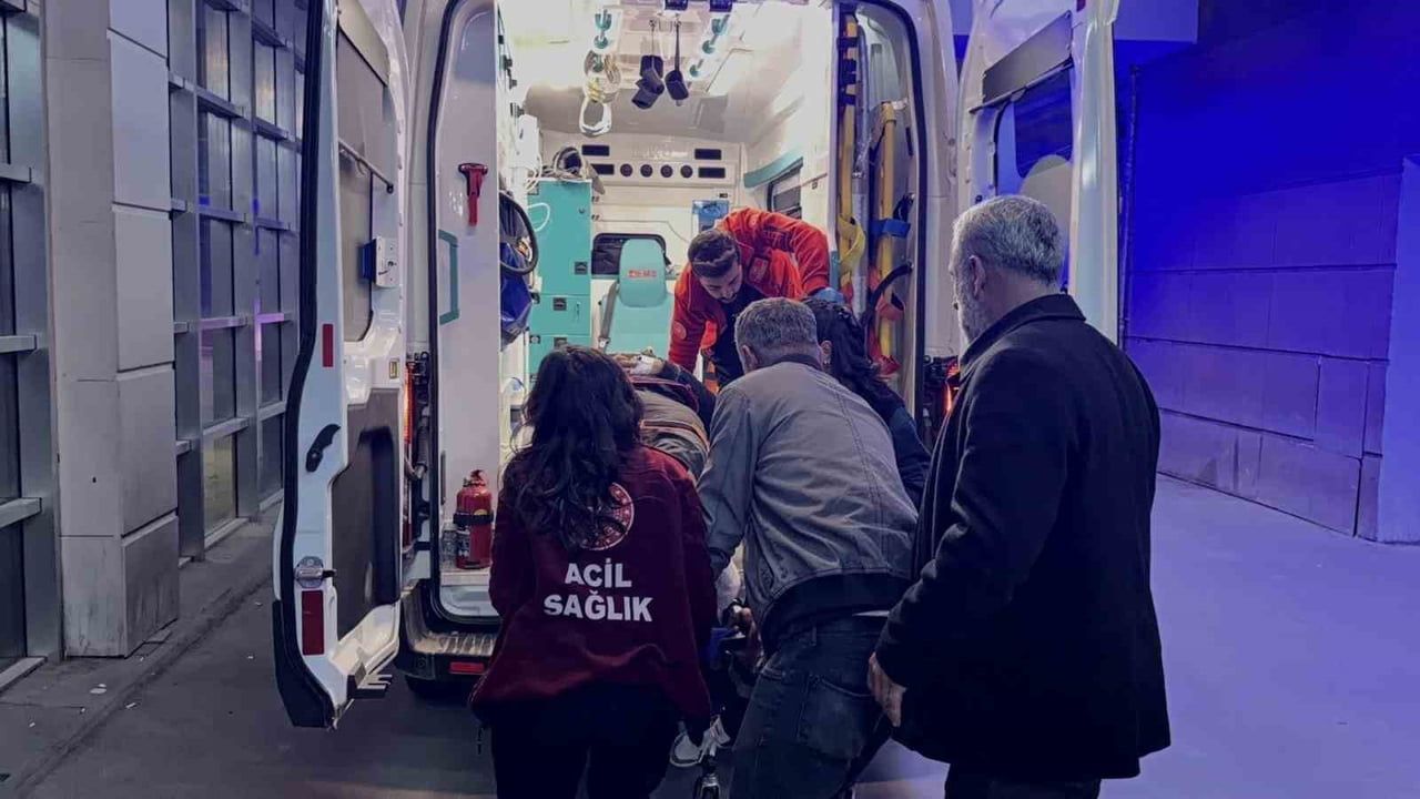 Adıyaman'da Trafik Kazası: İki Otomobil Çarpıştı, 2 Yaralı