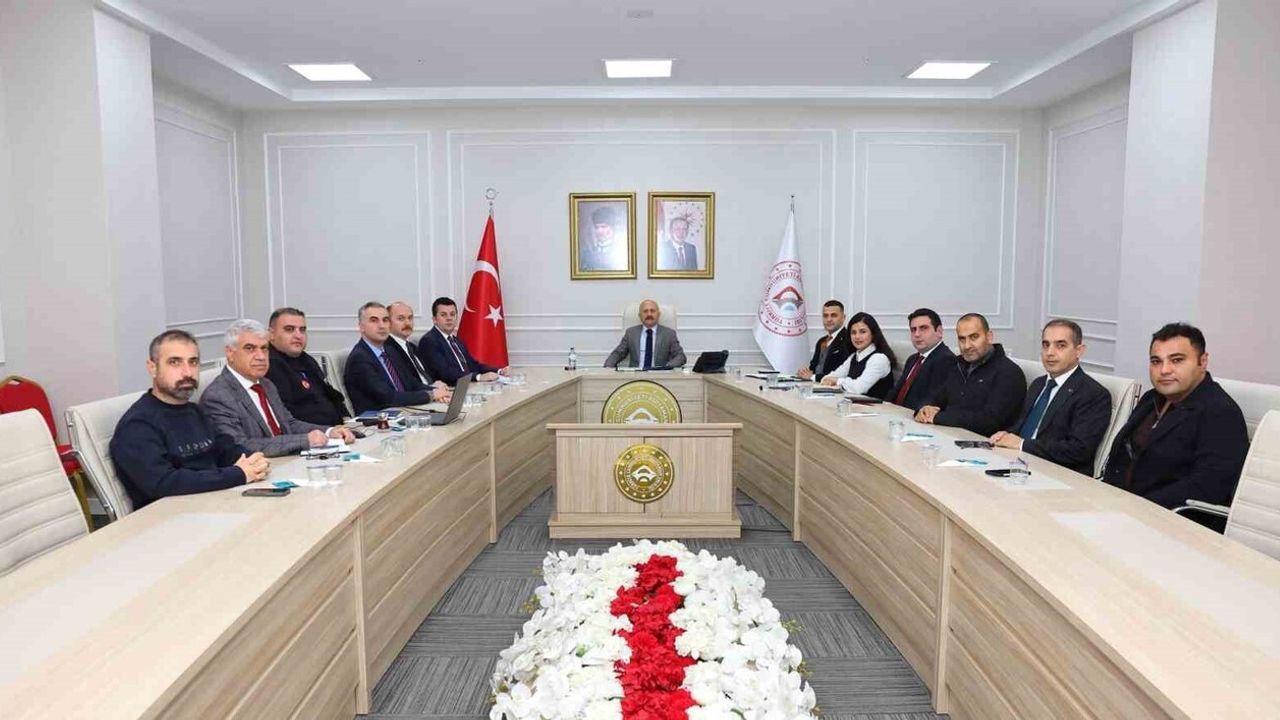 Adıyaman'da Vali Varol Başkanlığında Deprem Konutları Toplantısı