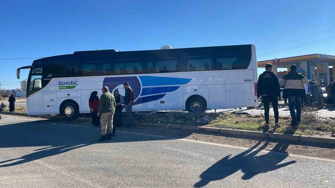 Adıyaman'da yolcu otobüsü ile traktör çarpıştı: 1 yaralı