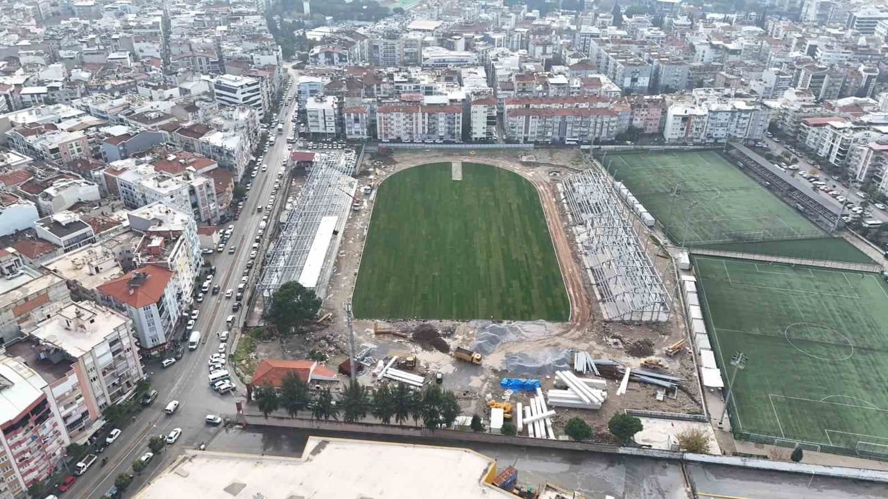 Adnan Menderes Stadyumu'na FIFA Standardı Çim Serildi