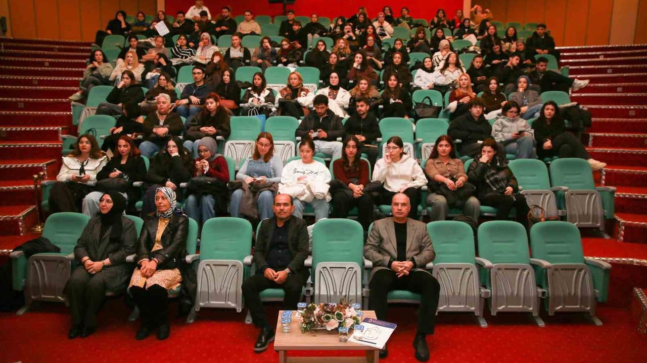 ADÜ'de Panel: Aile İçi Roller ve Sorumluluk Paylaşımı Öne Çıktı