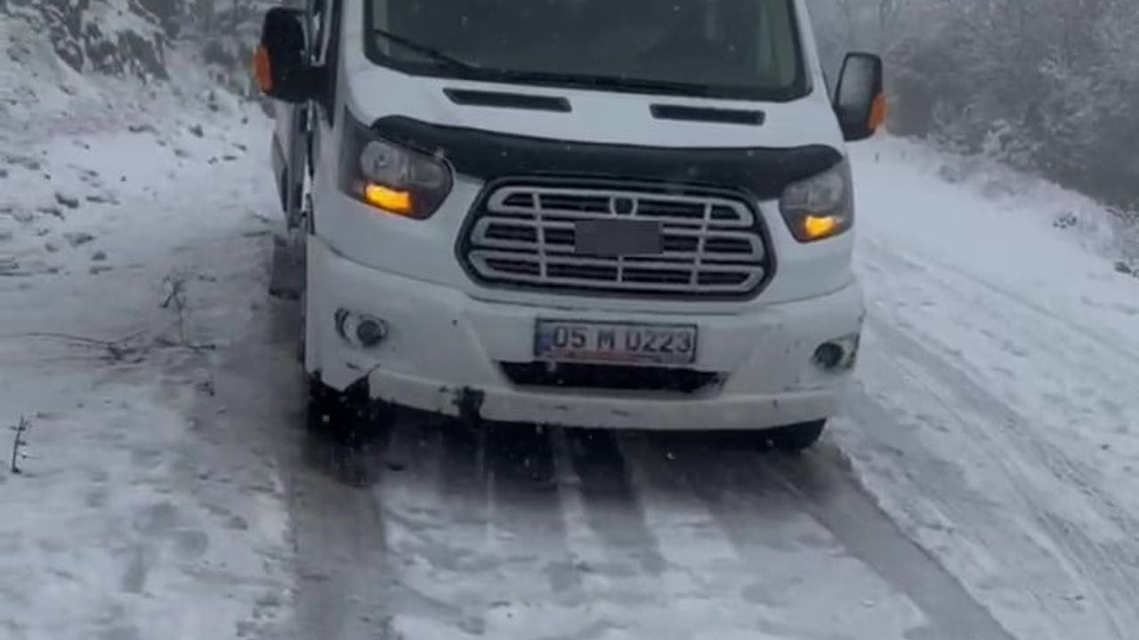 AFAD Amasya'da Karlı Yolda Mahsur Kalan 9 Öğrenciyi Kurtardı