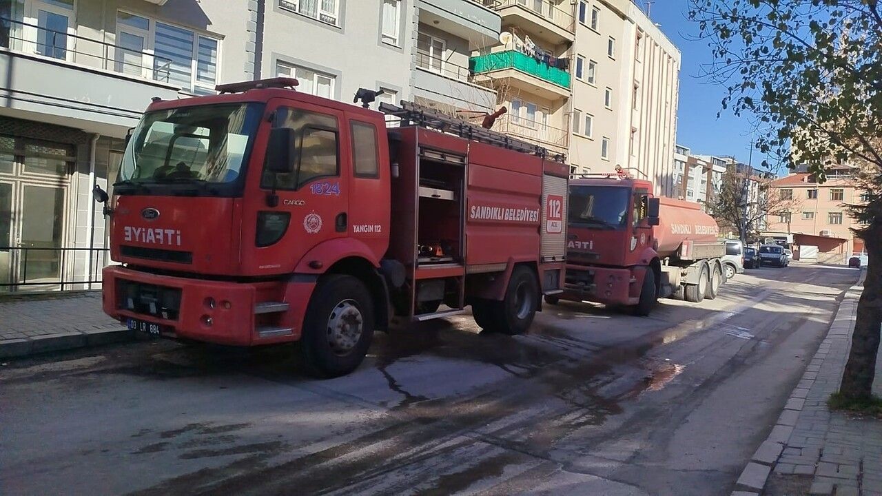 Afyonkarahisar'da 5 Katlı Binada Çatı Yangını: Asansör Motoru Şüphesi