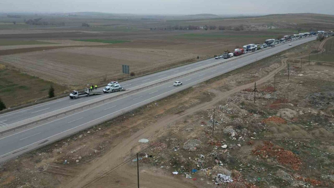 Afyonkarahisar'da çekici bariyerlere çarptı: Afyonkarahisar-Konya yolu 20 dakika kapandı