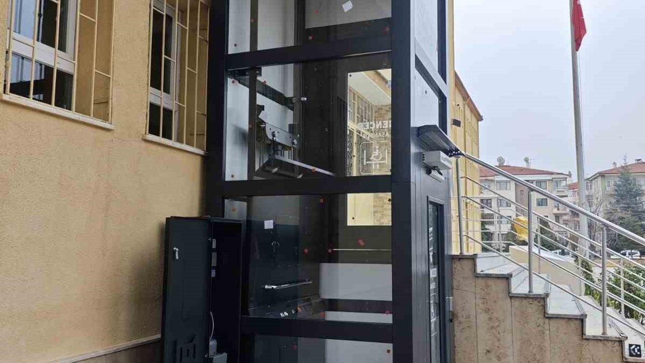 Afyonkarahisar’da Engelli Asansörünü Vali Kaldırdı: Faruk Okula Döndü