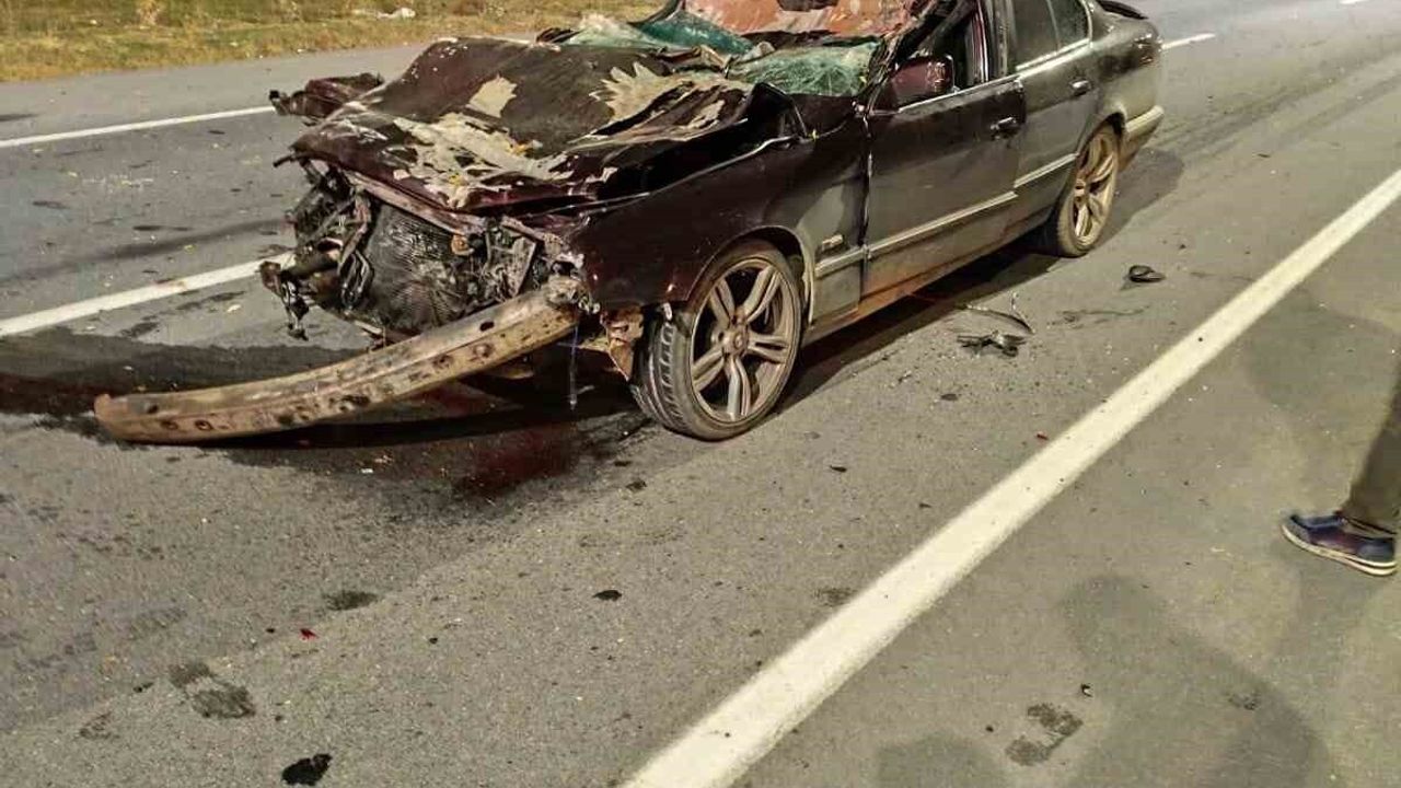 Afyonkarahisar'da Hurdaya Dönen Otomobil: 22 Yaşındaki Sürücü Ağır Yaralandı