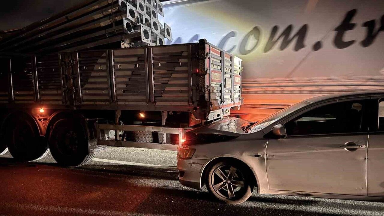 Afyonkarahisar'da İki Tır ve Otomobilin Karıştığı Kaza: 1 Yaralı