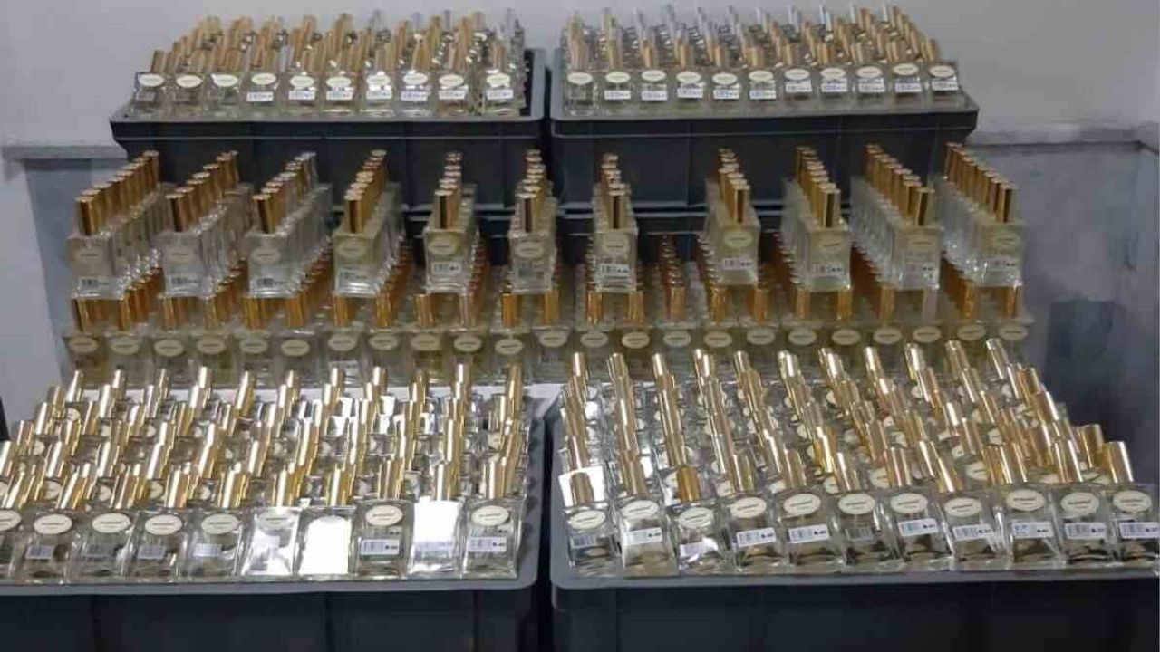 Afyonkarahisar'da jandarma 1 milyon 200 bin TL değerinde 2 bin 200 şişe kaçak parfüm ele geçirdi