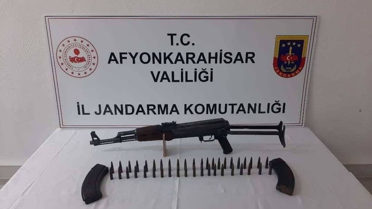 Afyonkarahisar'da Jandarma Şüpheli Araçta Kalaşnikov Ele Geçirdi