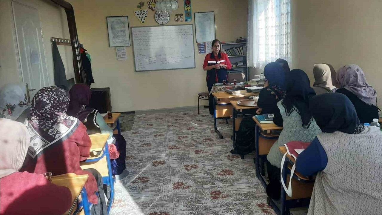 Afyonkarahisar'da Kadın Çiftçi Eğitimleri 'Tarımın İsimsiz Kahramanları' Sürüyor