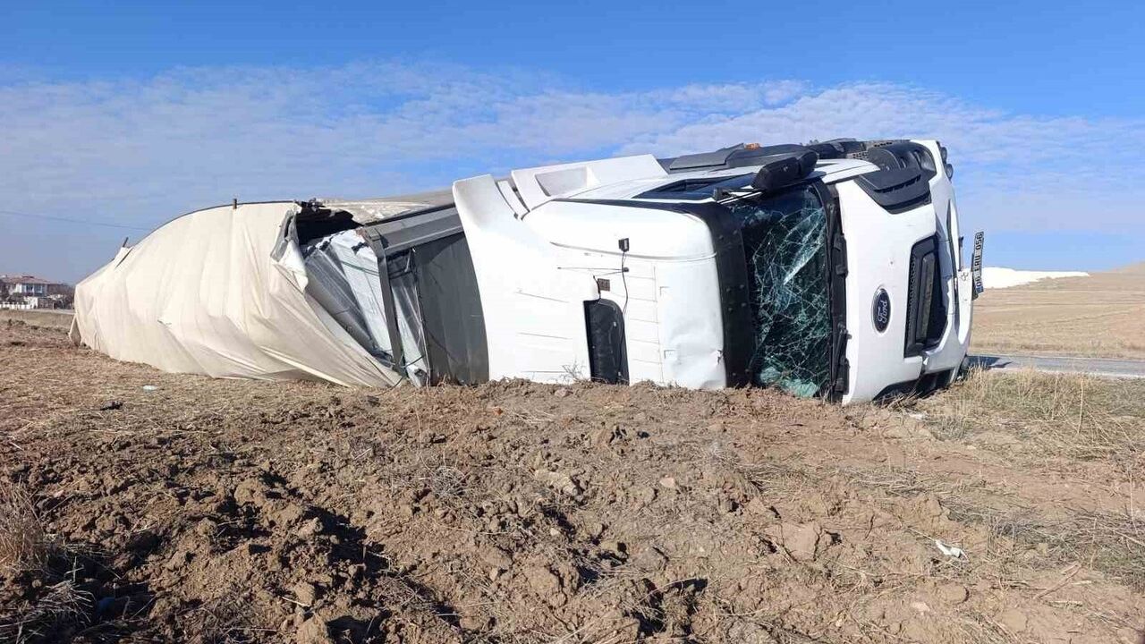 Afyonkarahisar'da Kalorifer Peteği Yüklü Tır Devrildi — 1 Yaralı, Büyük Hasar