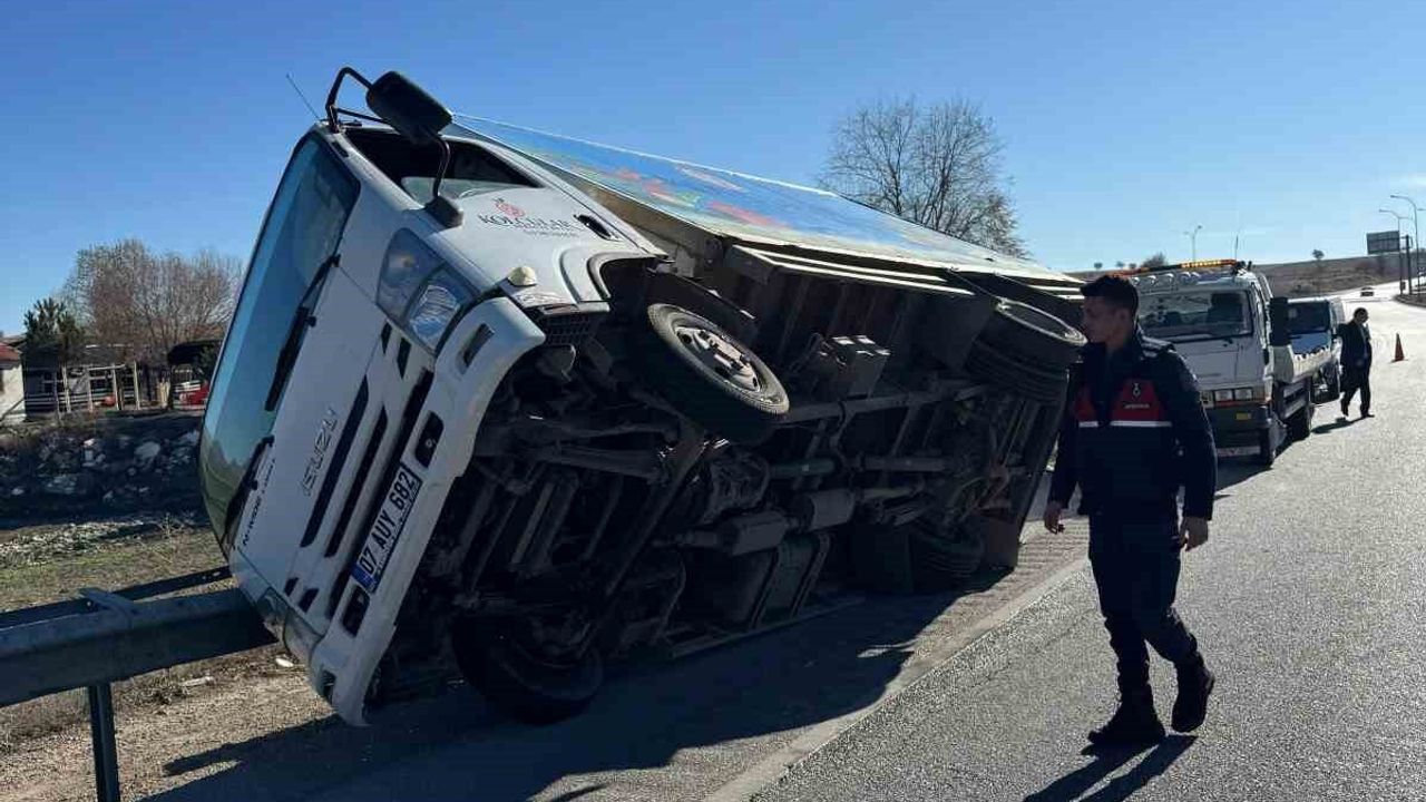 Afyonkarahisar'da Kamyonet Refüje Girip Yan Yattı: 2 Yaralı