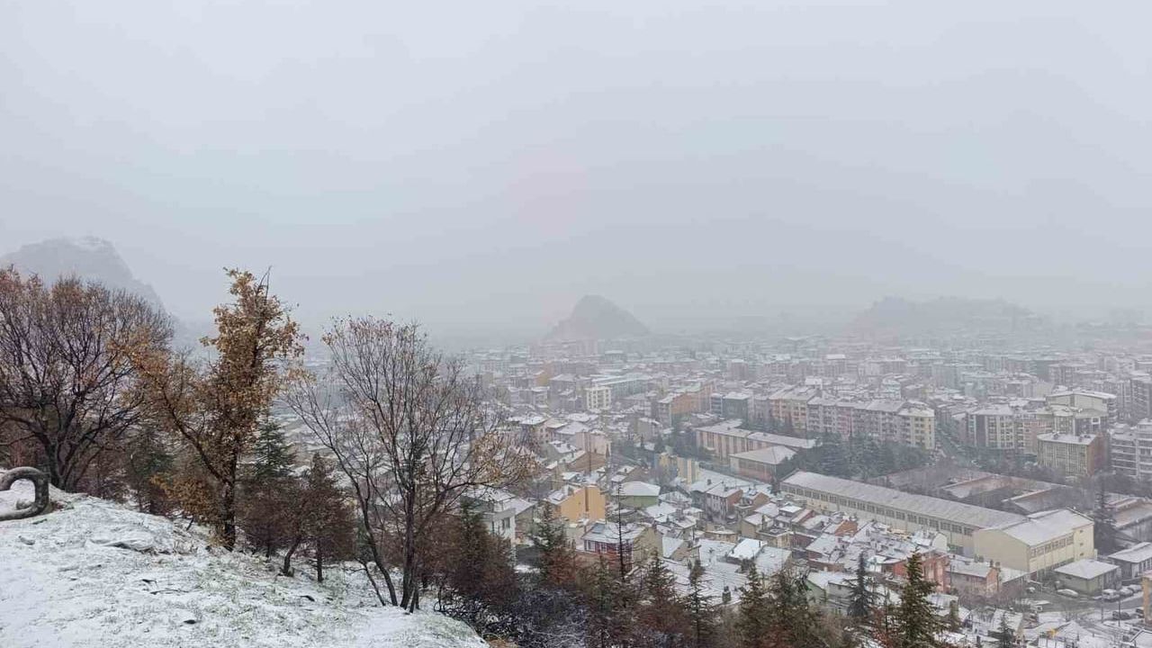 Afyonkarahisar'da Kar Yağışı Etkili: Kent Beyaza Büründü
