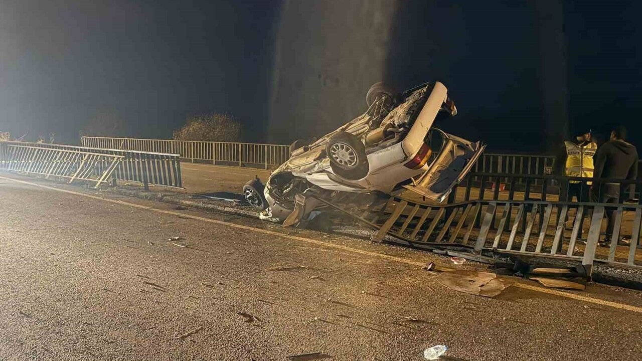 Afyonkarahisar'da Kaza: Köprü Demirlerine Çarpan Araç Hurdaya Döndü — 1 Ölü, 3 Yaralı