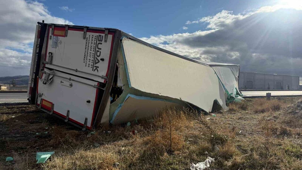 Afyonkarahisar'da Meyve Yüklü Tır Devrildi: Yaklaşık 20 Ton Meyve Ziyan Oldu