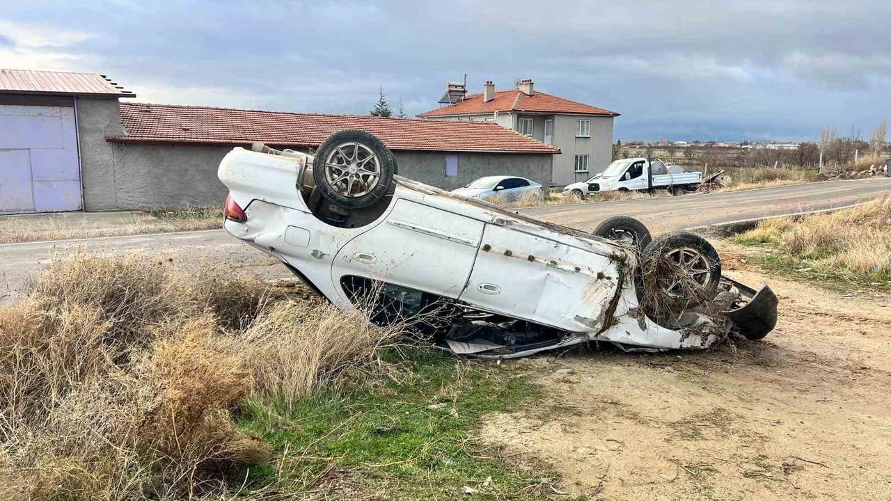 Afyonkarahisar'da Otomobil Şarampole Devrildi: Sürücü Yaralandı